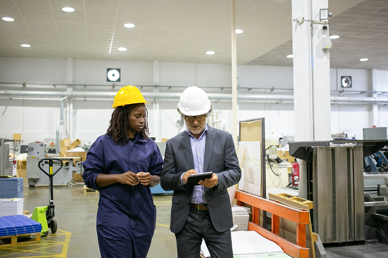 Profissionais em ambiente industrial — insalubridade e periculosidade