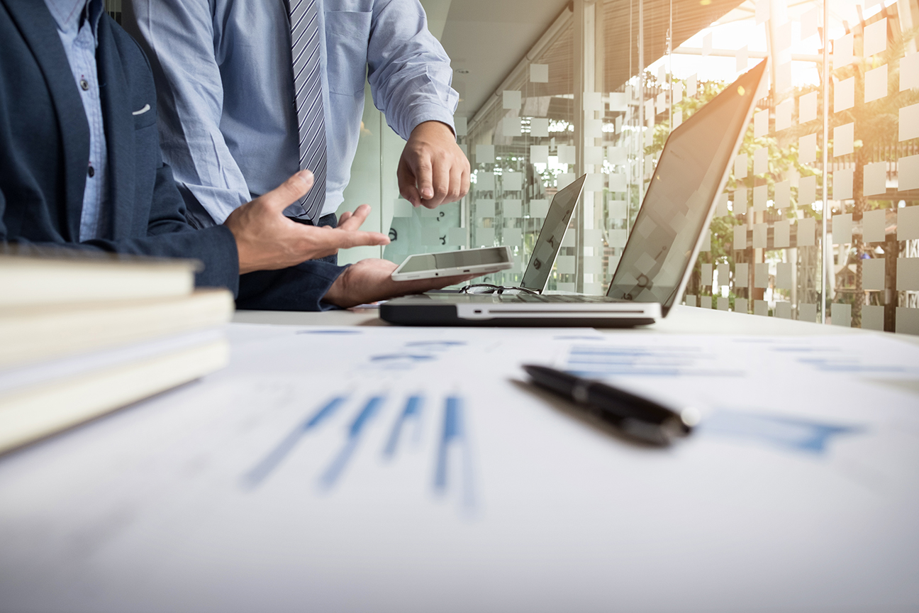 Planta e cálculos sobre a mesa — piso salarial do engenheiro