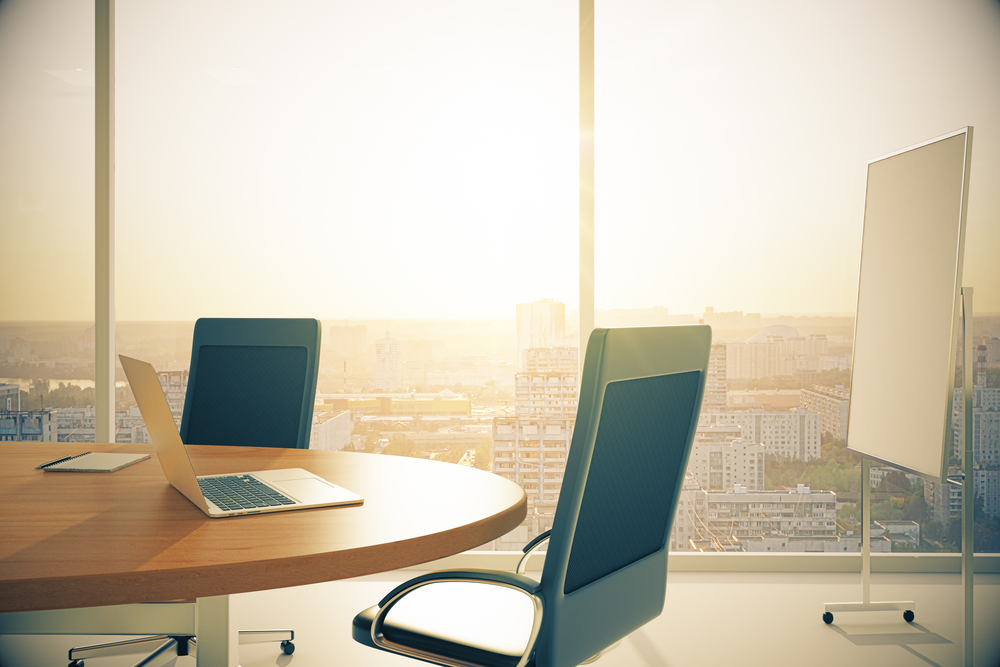 Sala de trabalho do escritório em luz de fim de tarde