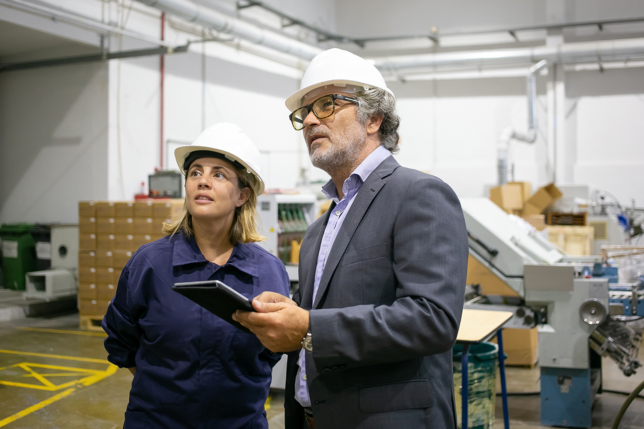Engenheira e gestor em vistoria industrial — piso salarial dos profissionais diplomados